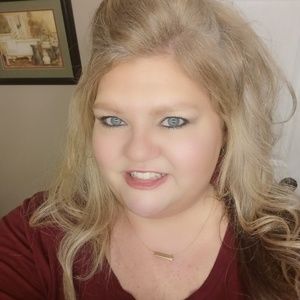 Meet your Posher, Lora